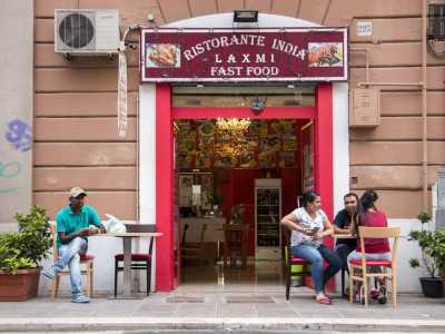 In via Melo, quasi all�incrocio con via Prospero Petroni, alberga da 11 anni �Laxmi�, un piccolo ristorante gestito dall�indiana Rajni